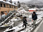След труса и цунами, сняг покри Япония