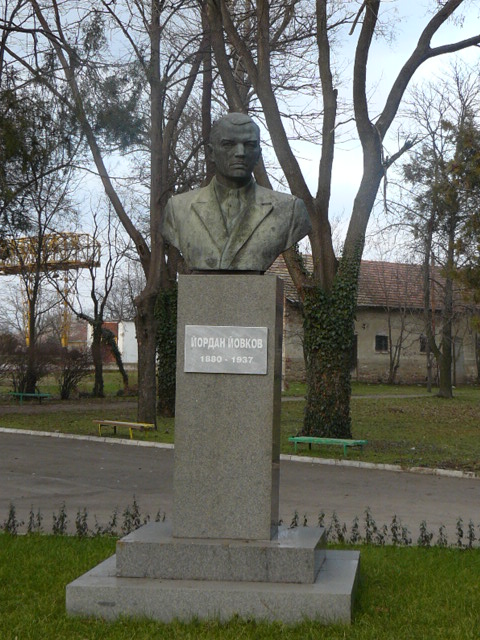 Паметник на Й. Йовков в град Генерал Тошево