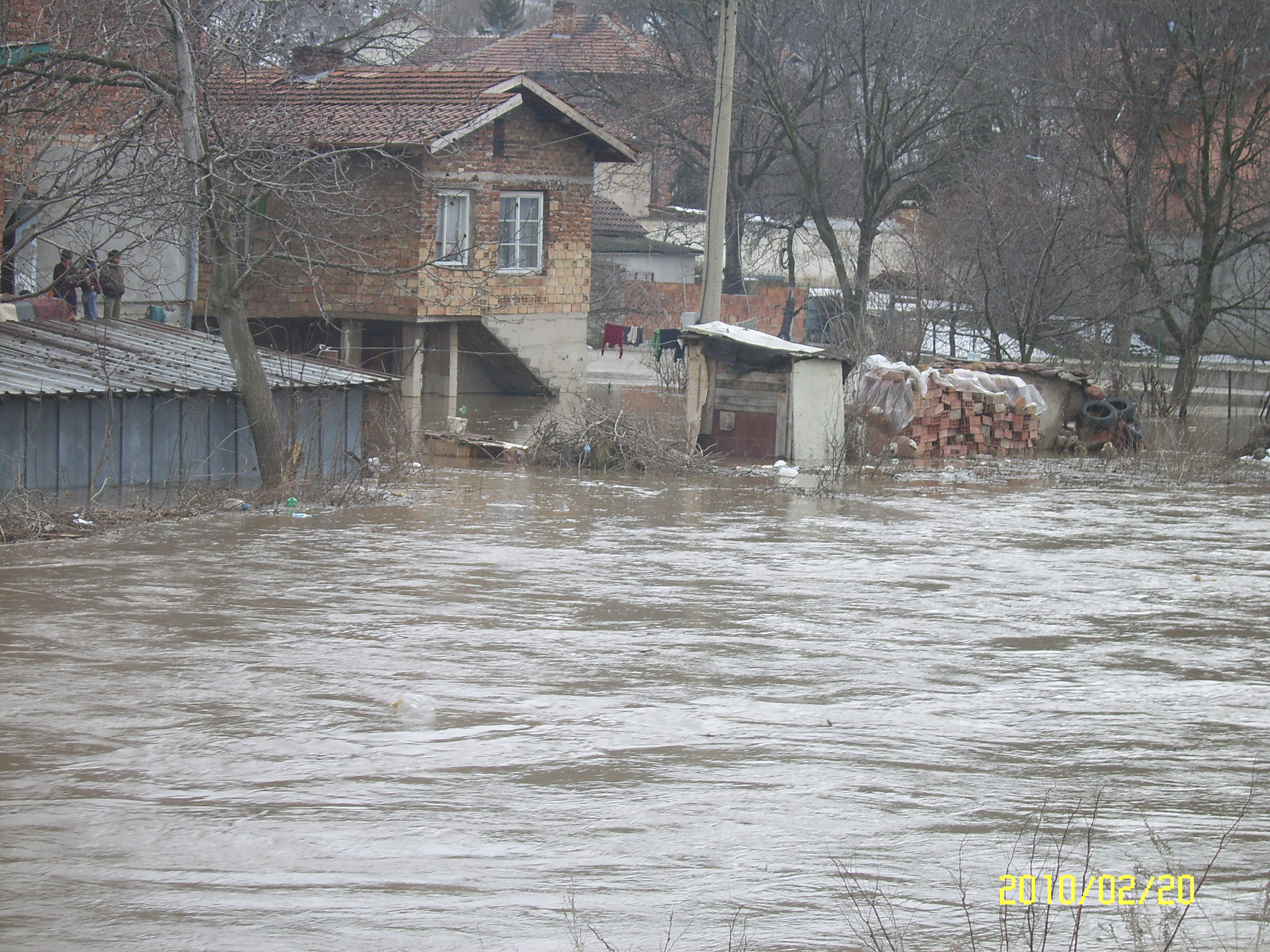 Сливнишката река преля