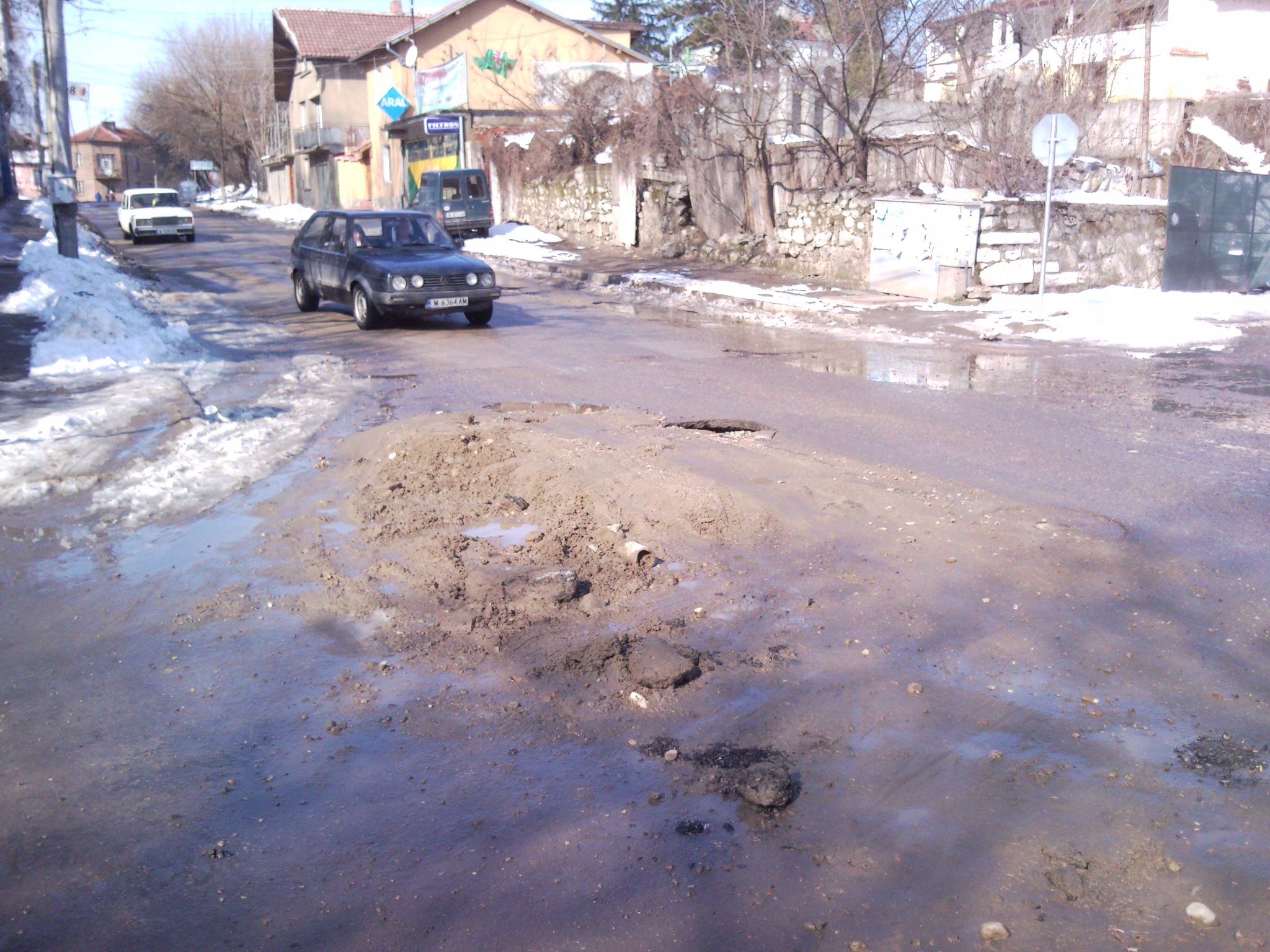 Отстранена авария преди три месеца от ВИК Лом на пътя Видин-Плевен минаващ през град Ломен !