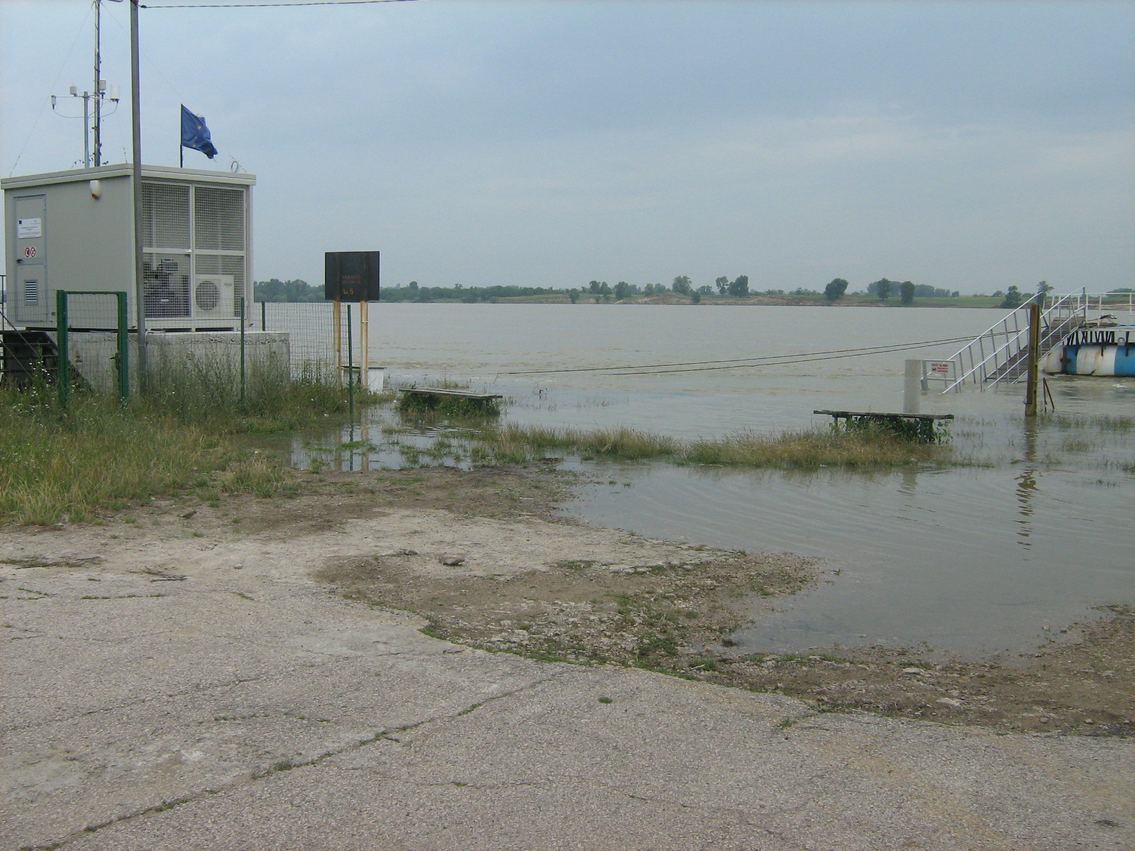 Река дунав днес заля пристанището на с. Ново село