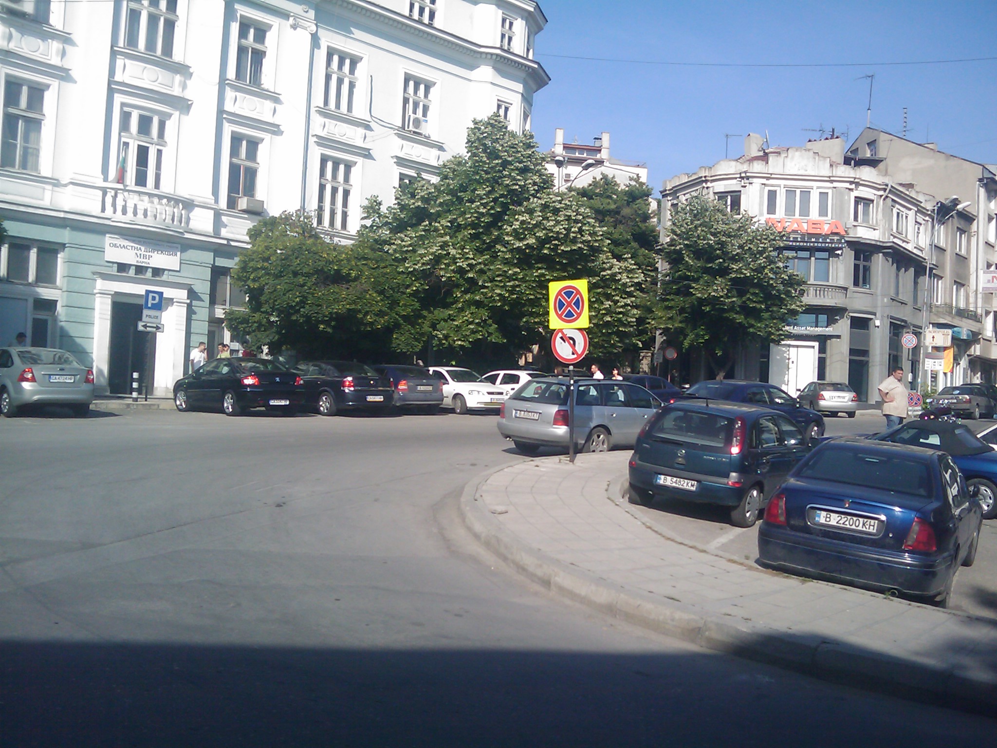 Спиране до знак В27 „Забранени са престоят и паркирането", пред .... обласна дирекция МВР