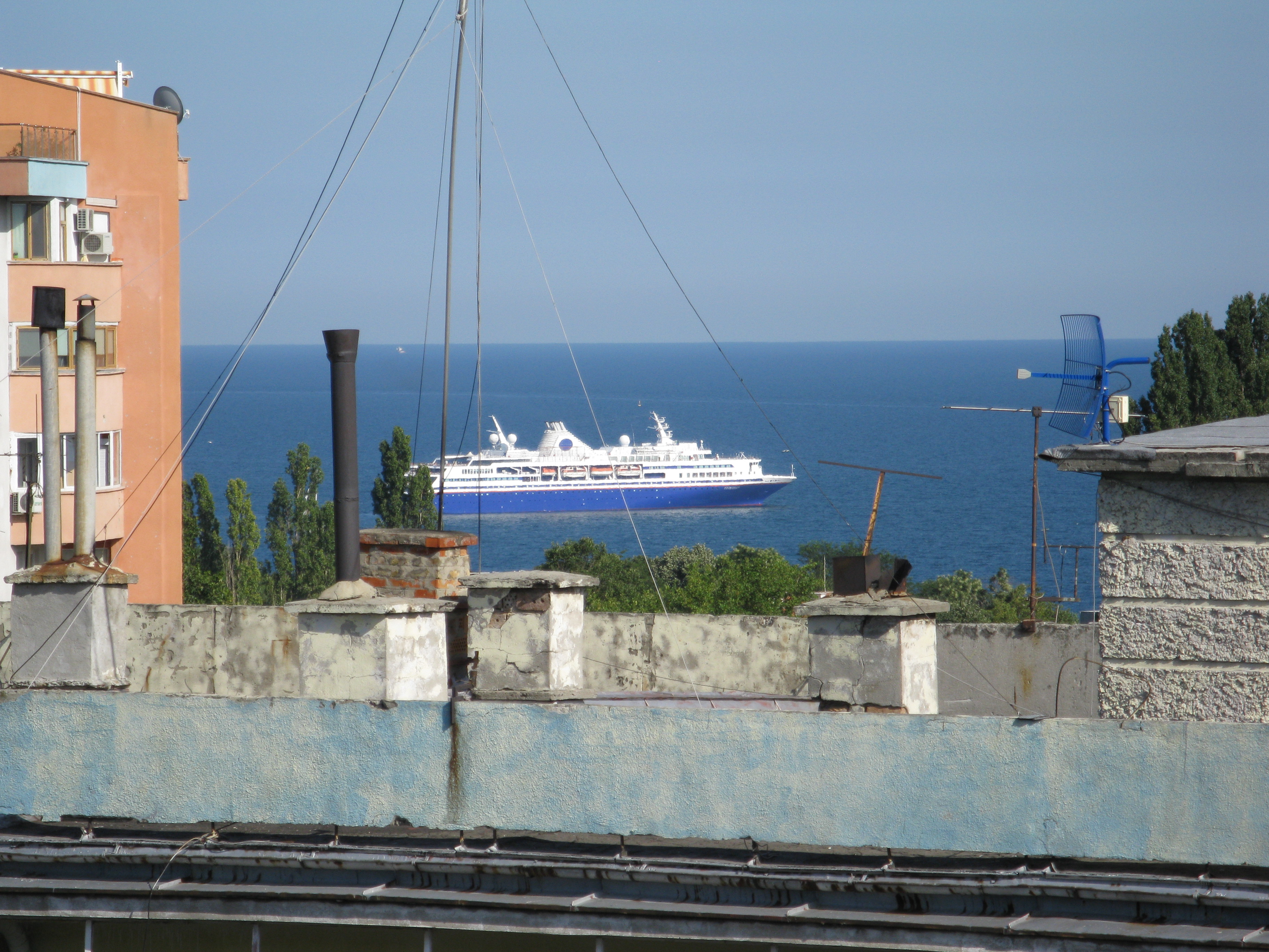 Варна ,круизният лайнер EXPLORER акостира на Морска гара Варна