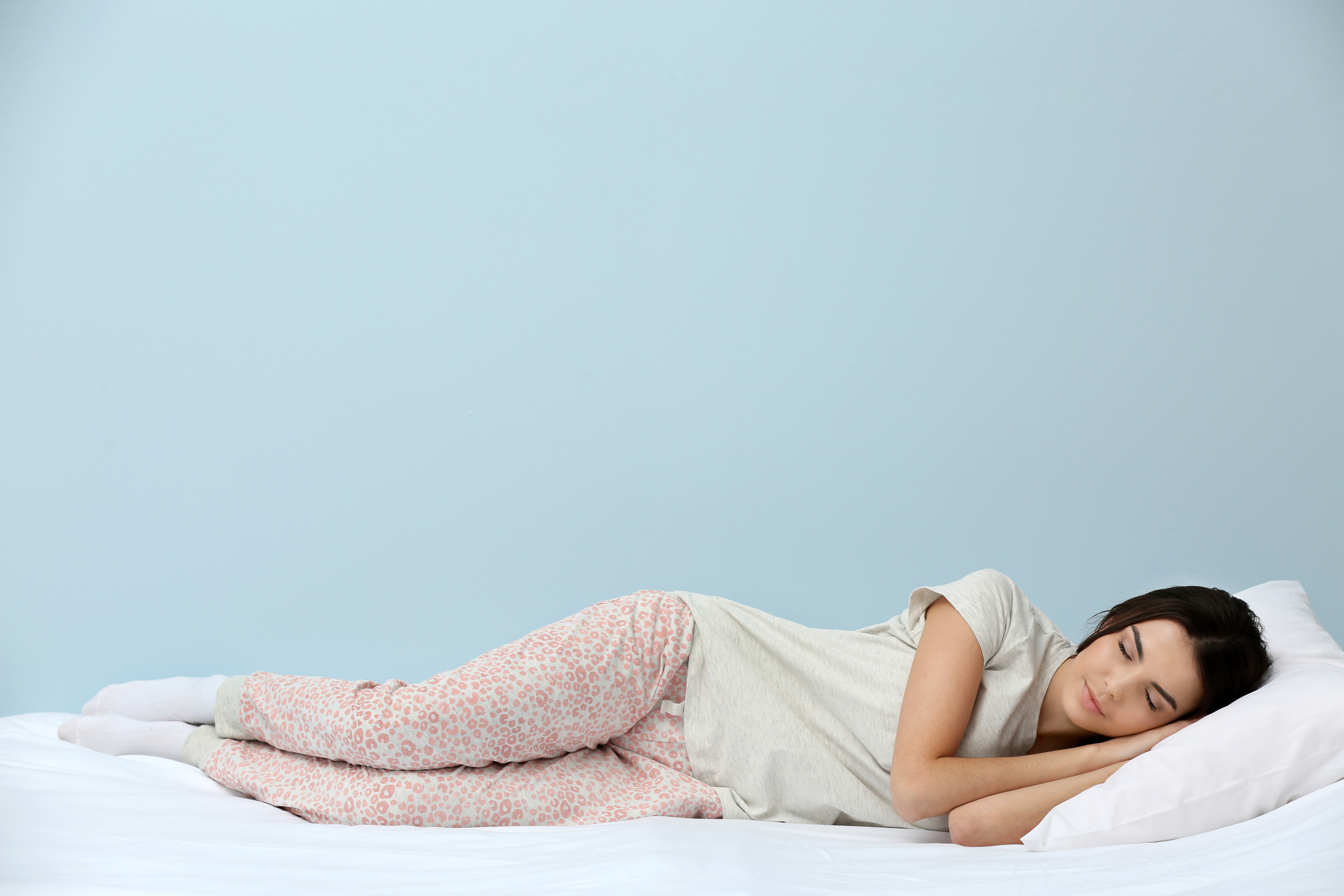 Спать лежа на животе. Девушка в пижаме лежит. Сон на боку. Лежит на боку.