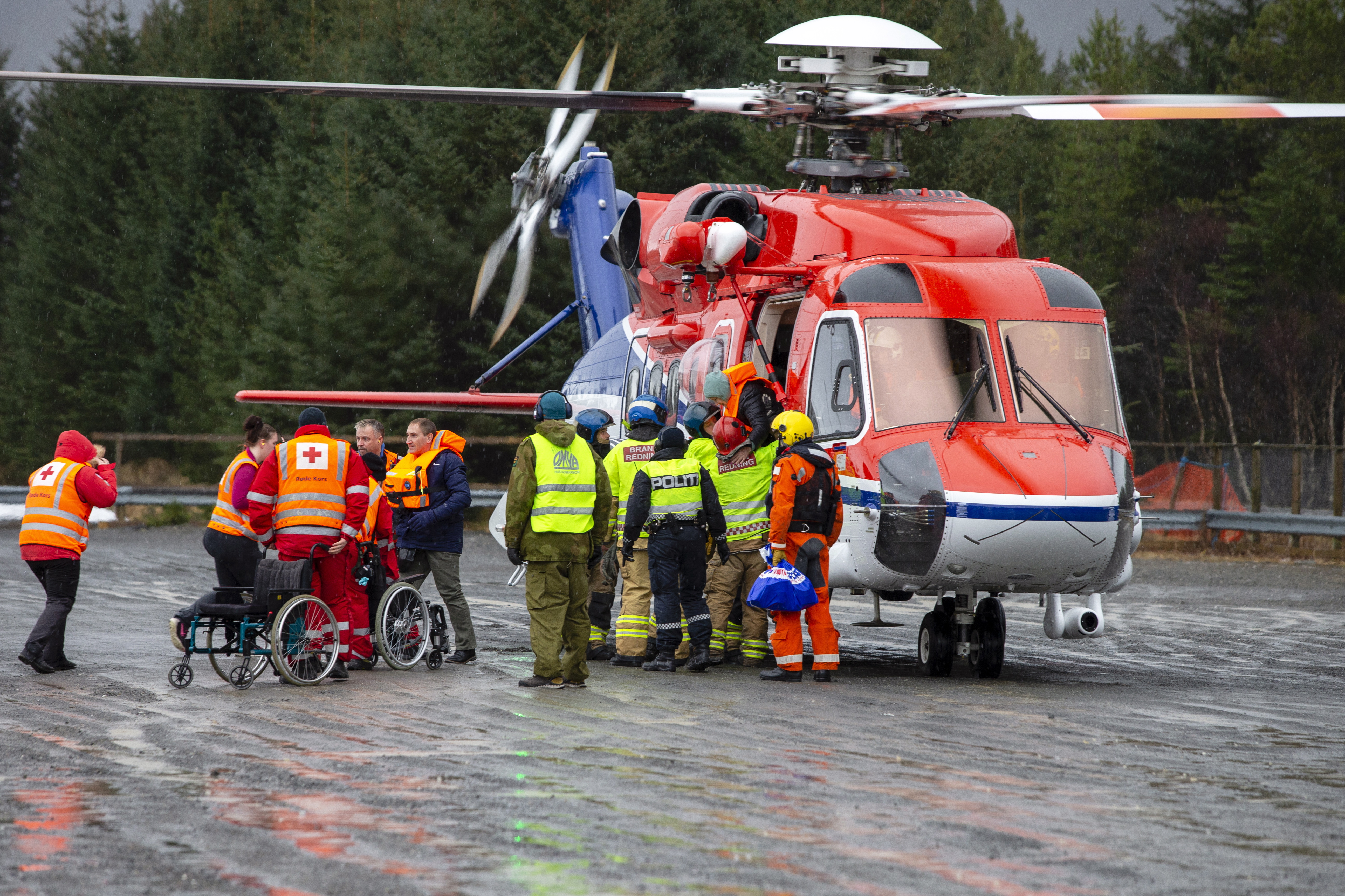 Экстренная пара. Эвакуация вертолетом с судна. Транспорт вертолет спасает людей. Спасательные суда Норвегии. Эвакуация с помощью вертолета.