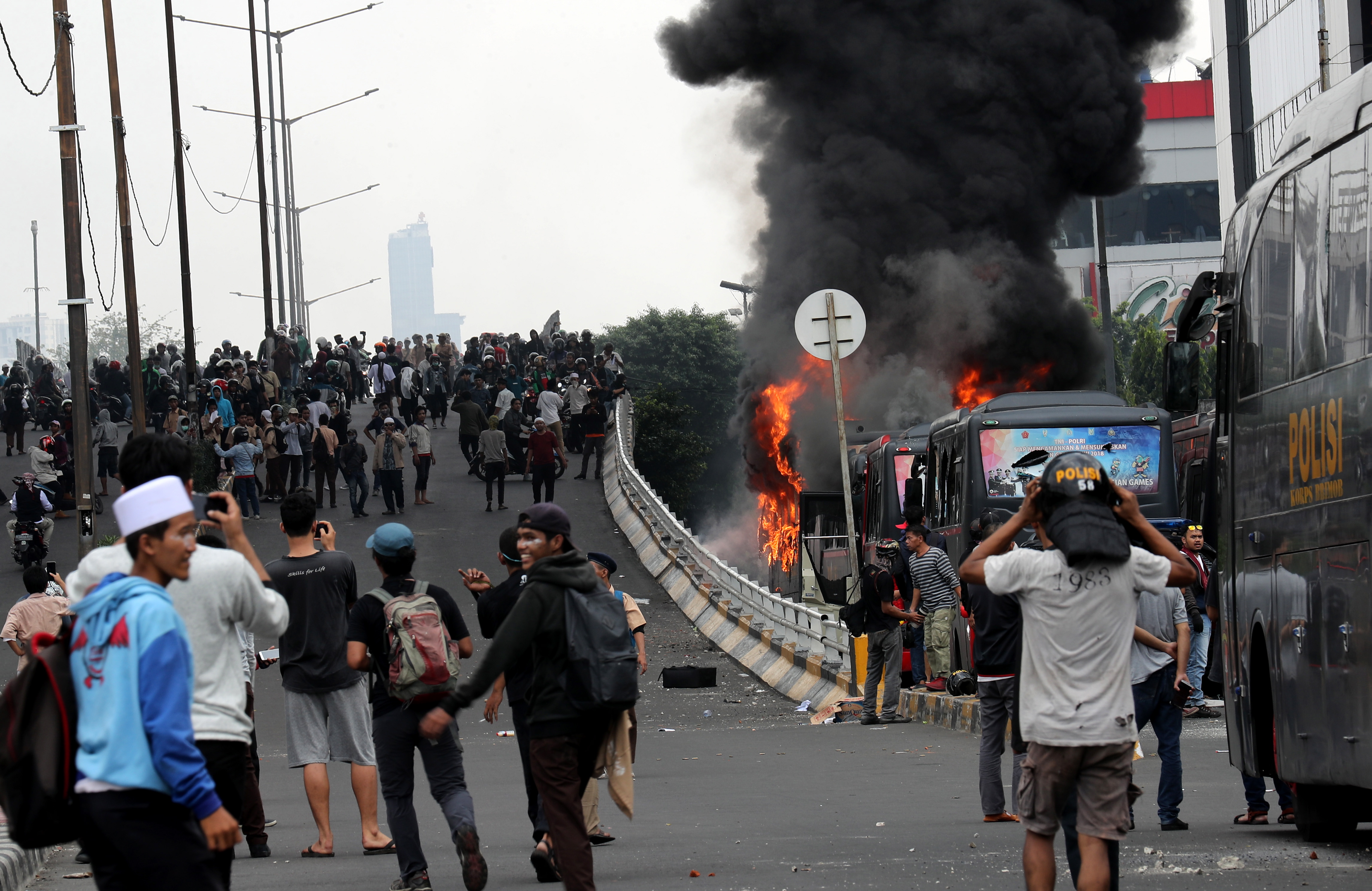6 загинали и над 200 ранени след протести в Индонезия - Nova.bg