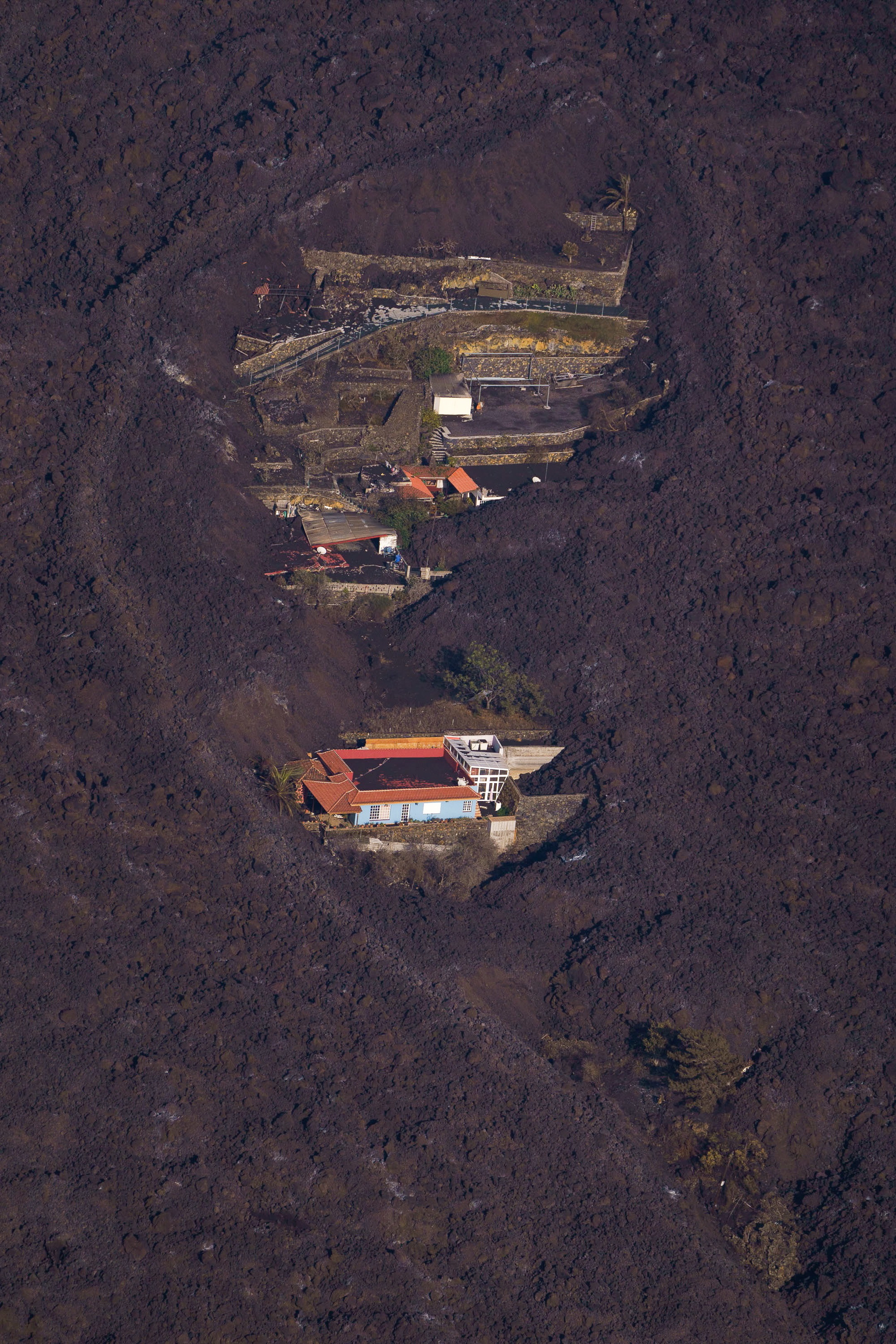 Лава погълна къща, останала здрава по чудо при първото изригване на вулкана на Ла Палма