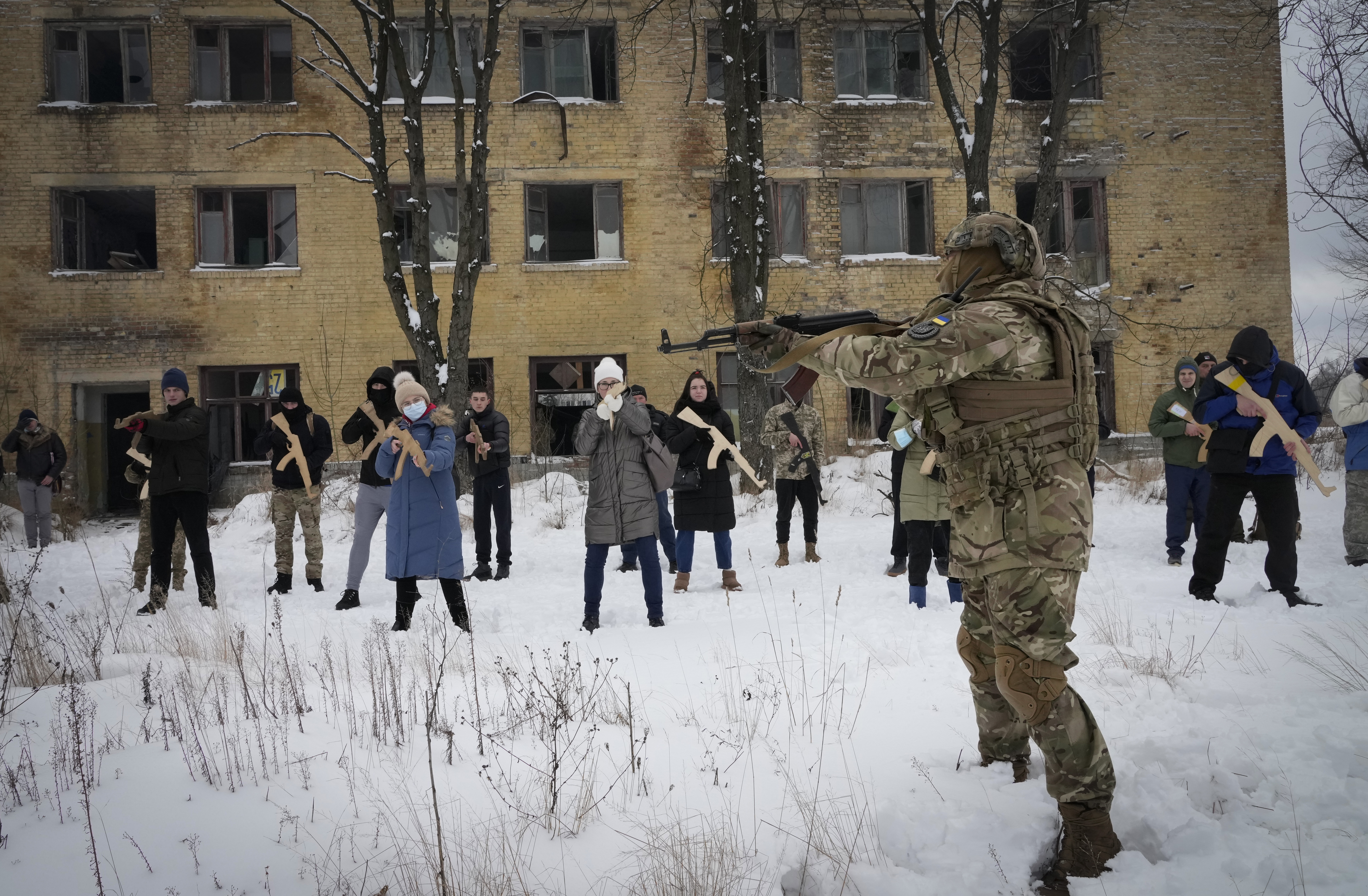 Украинцы воюют против украинцев. Хохлы с деревянными автоматами. Украинцы готовятся к войне.