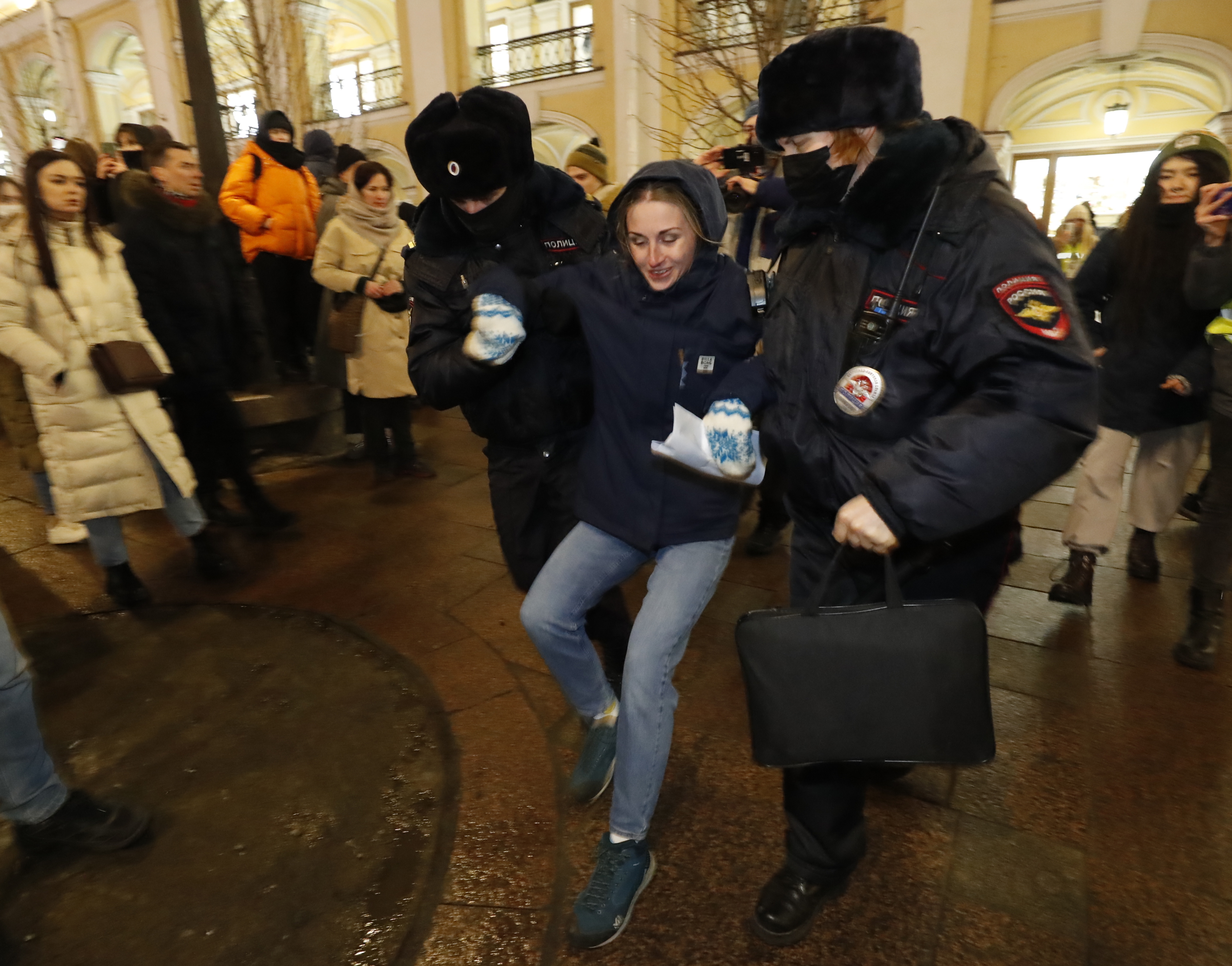 Антивоенни протести в цяла Русия, има задържани (видео) 