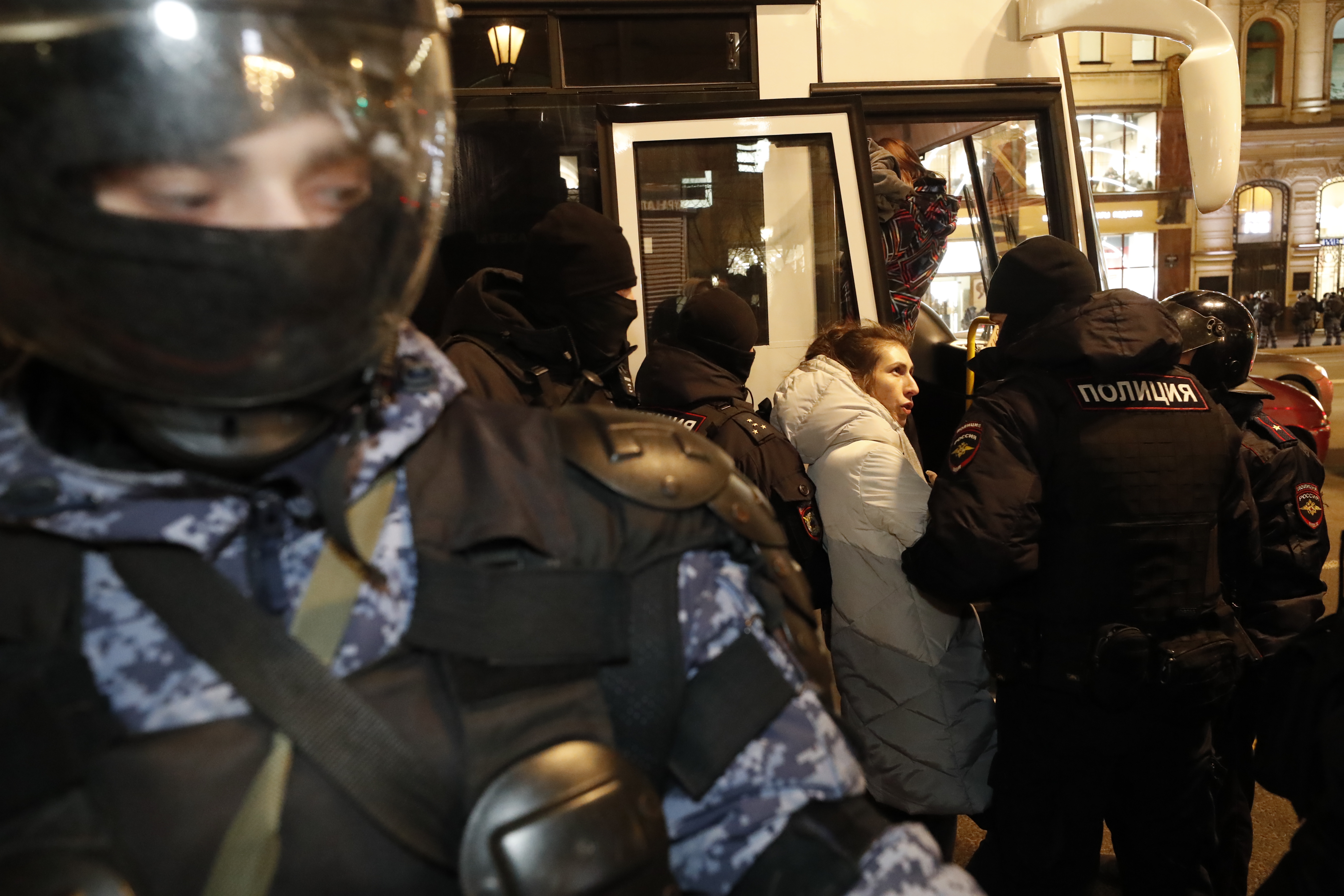 Антивоенни протести в цяла Русия, има задържани (видео)