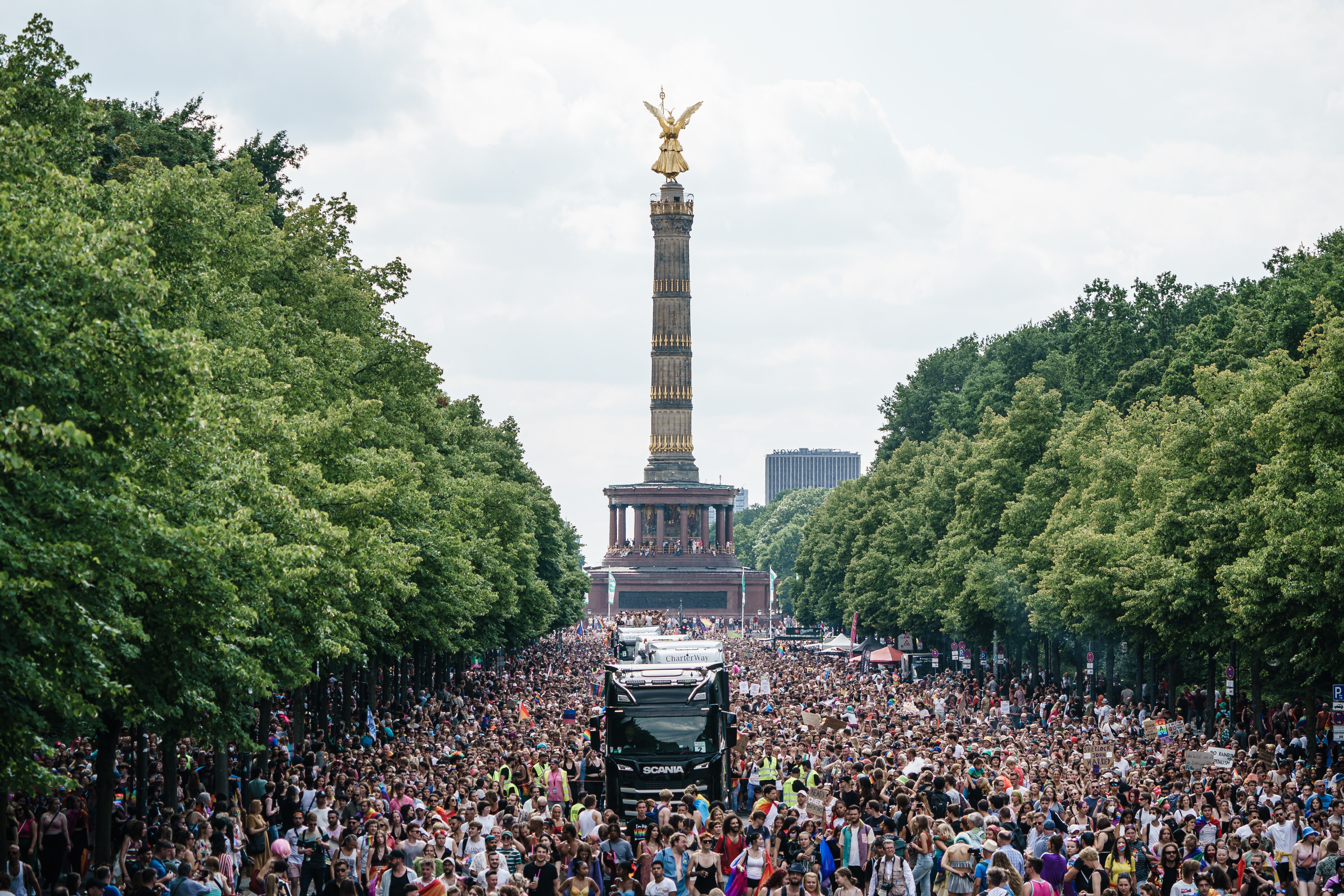 Около 150 хиляди души се включиха в ЛГБТ парад в Берлин - Общество - Светът  - Новините на NOVA - NOVA