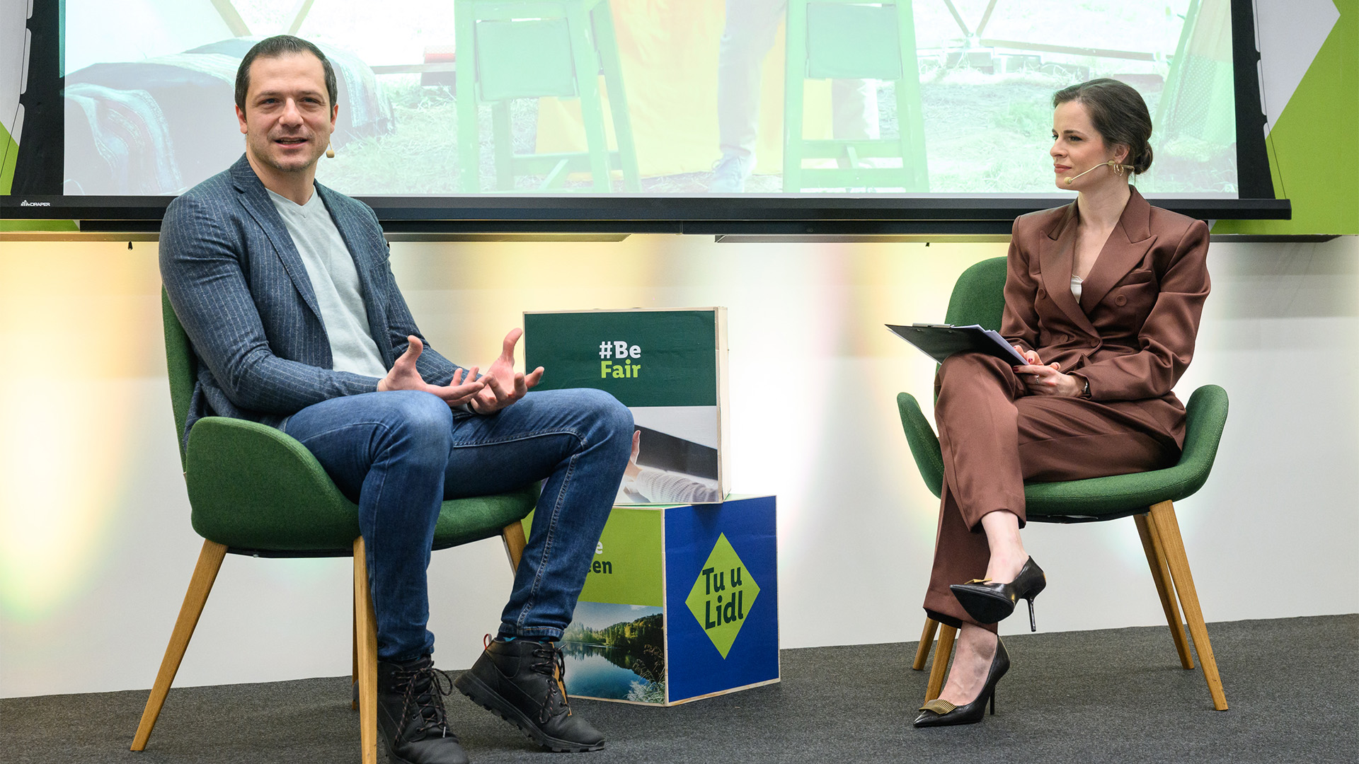 водещи на сцена