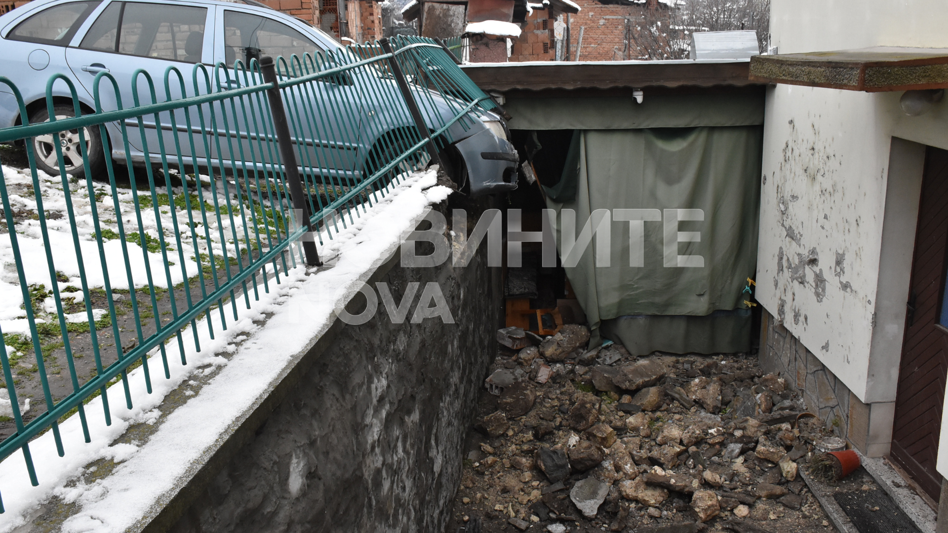 кола и ограда