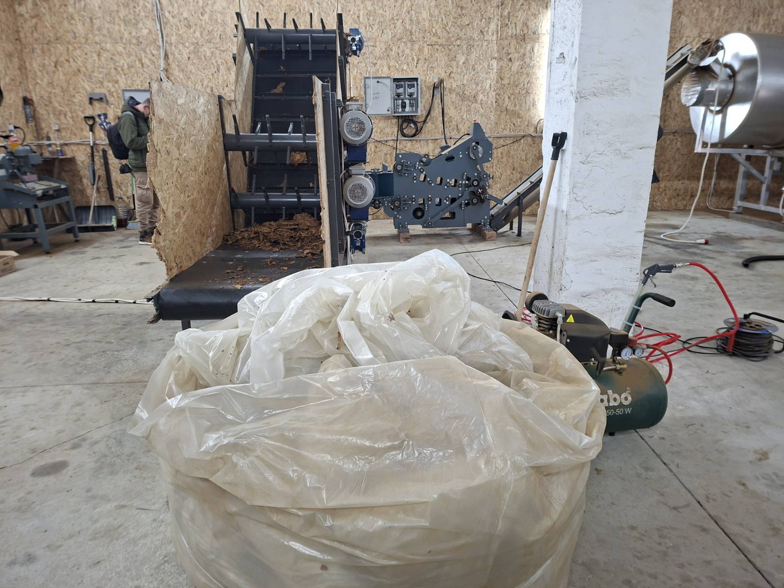 Фабрика за нелегално производство на цигари