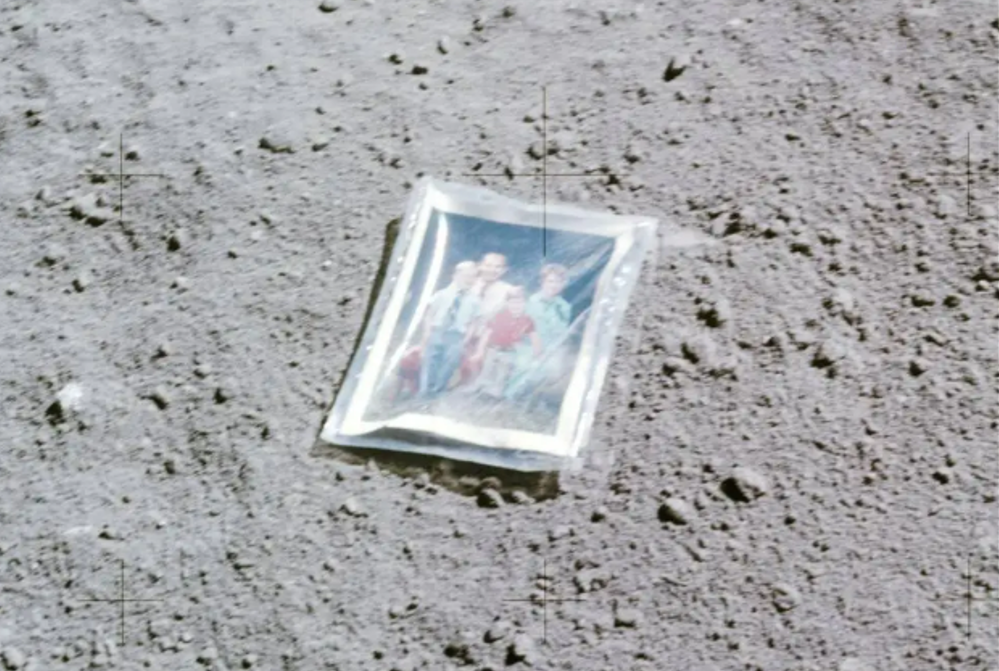 Семейната снимка на Чарли Дюк на Луната