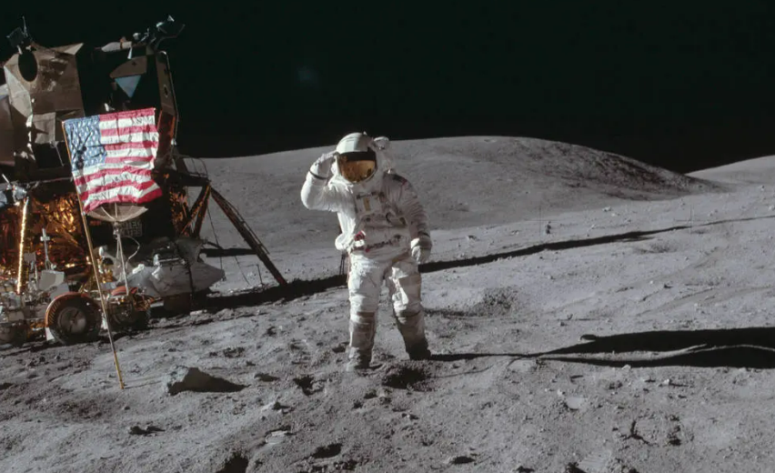 Чарли Дюк на Луната