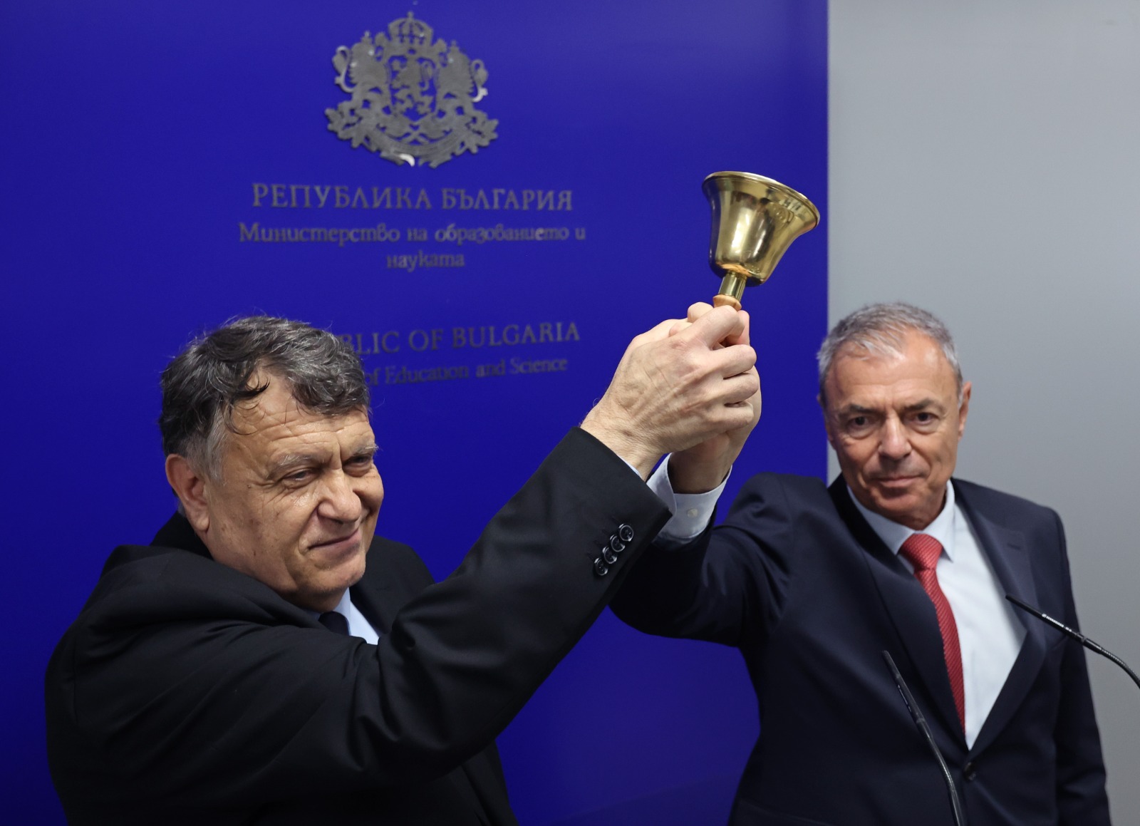 мон 