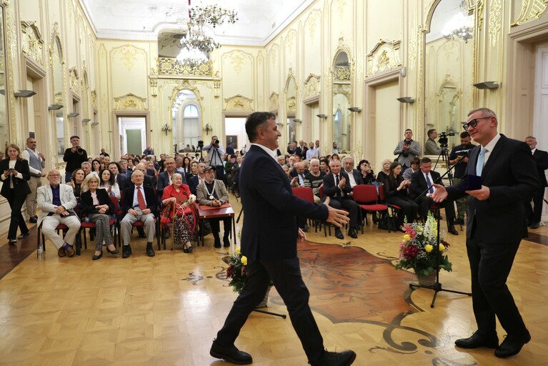 награди