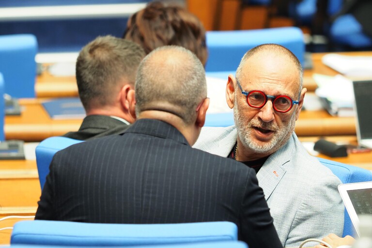 парламент любен дилов
