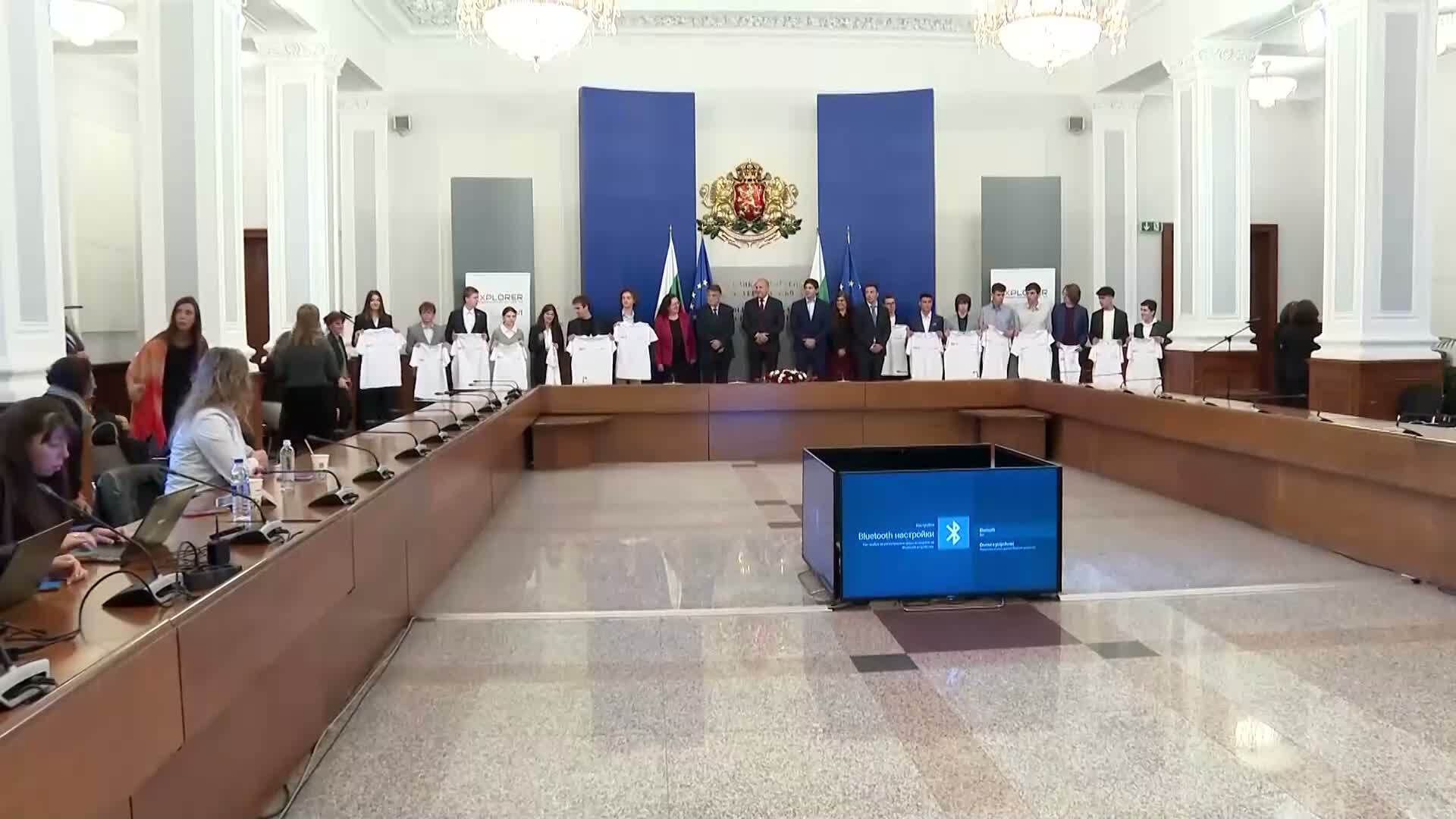 МС