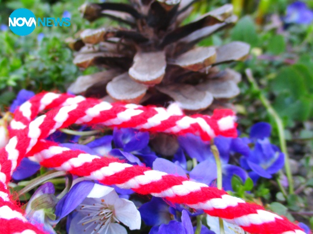 Баба Марта мартеница вързала!