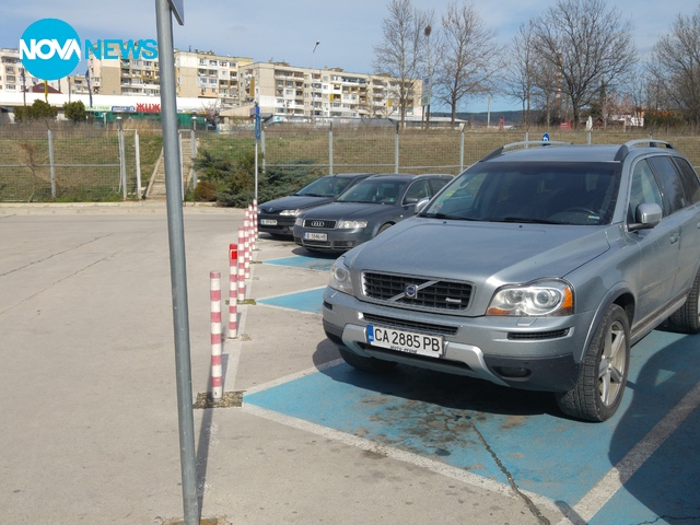 Инвалидите пред магазин във Варна