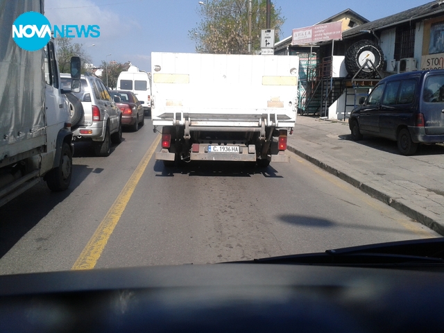 "Бърз" бизнесмен в бус лентата