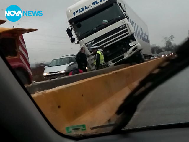 Тир се качи върху бетонна преграда