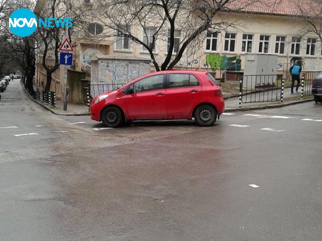 Паркиране на ДВЕ пешеходни пътеки