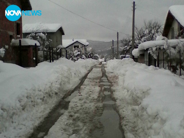 Състоянието на улица "Синчец" след падналия сняг в Долна баня