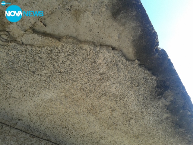 Опасна козирка на болница в Златоград