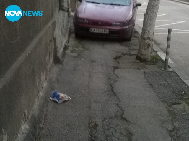 Паркиране върху тротоар