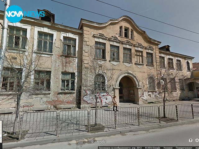 Стара сграда в двора на училище