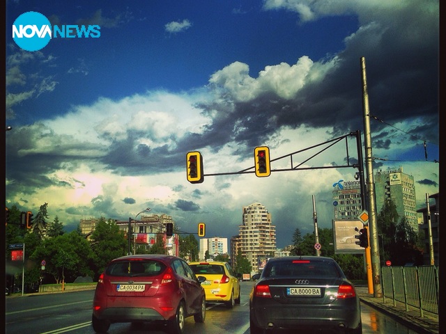 Буреносни облаци в слънчево време