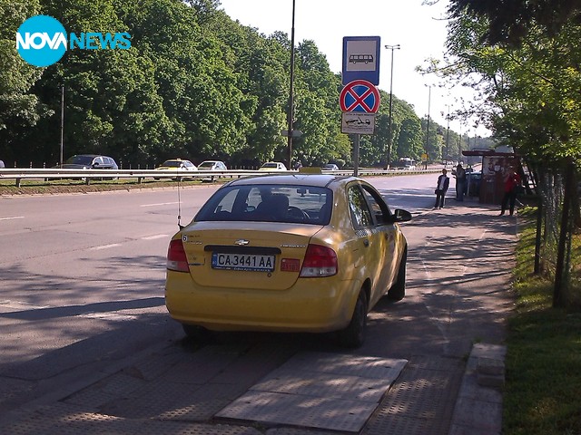 Таксиметров шофьор, паркирал на тротоар