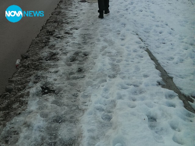 На път за работа в София по заледен тротоар