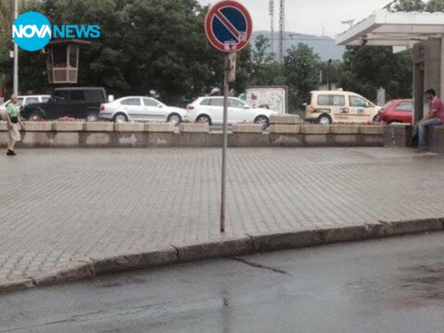 Бус разтоварва в забранена за спиране зона