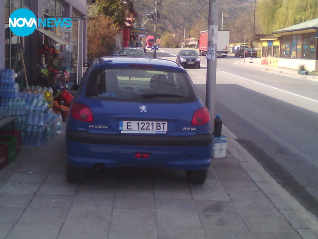 Неправилно паркеране в гр. Кресна, гл. път Е79