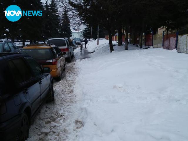 Тротоар пред детската градина в Горни Лозен