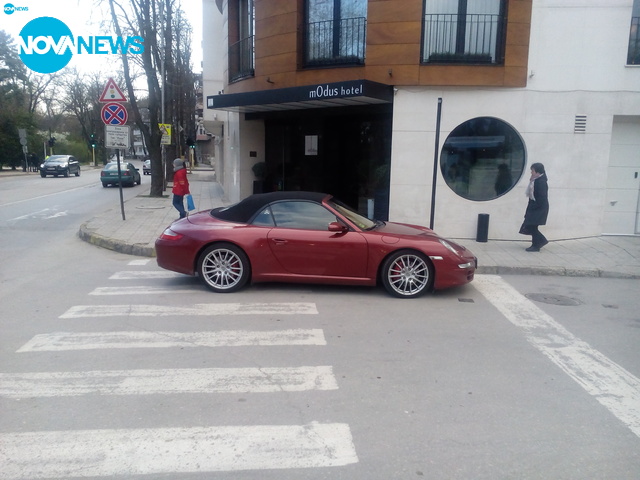 Нагло паркиране на пешеходна пътека