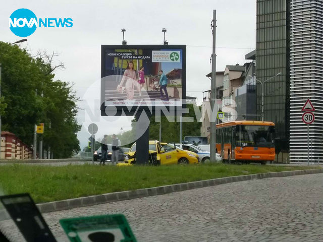 Такси се заби в билборд в София