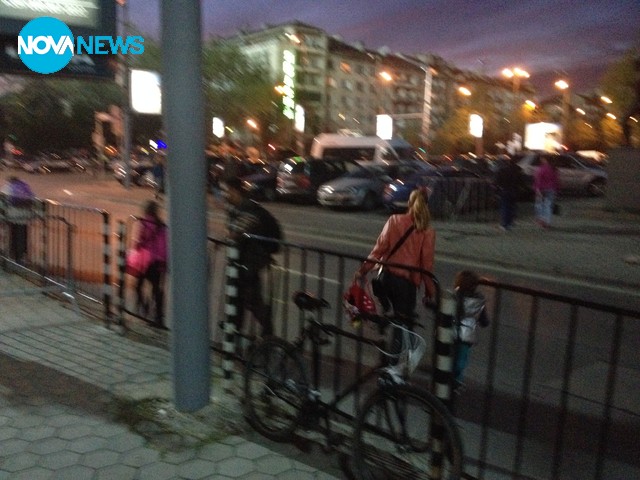 Родители и деца пресичат абсурдно заради мача Лудогорец- Базел