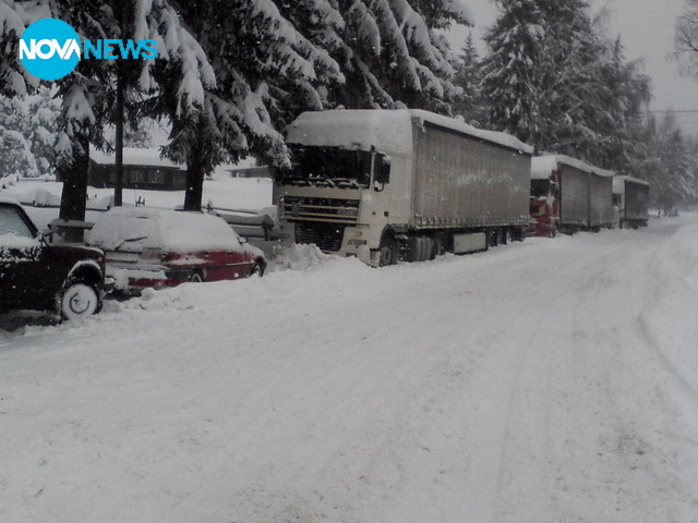 Камиони, затънали в снега и никой не прави нищо по въпроса!