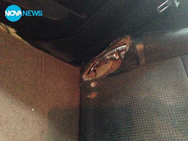 Скъсани седалки в полицейски автомобил