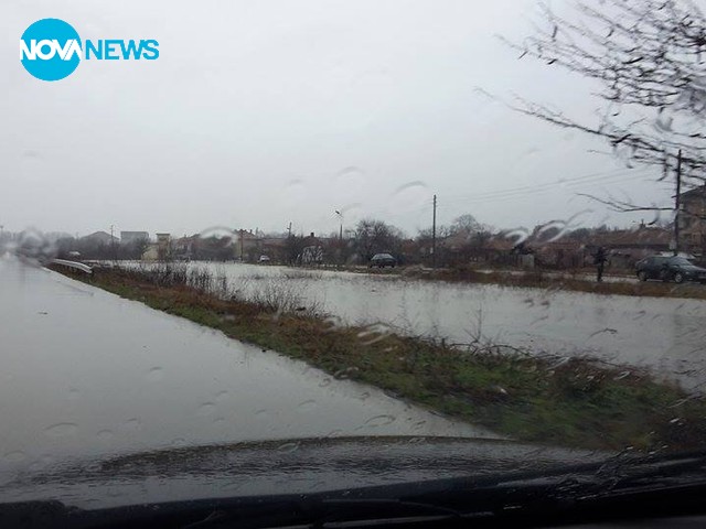 Високото ниво на река Камчия при град Дългопол