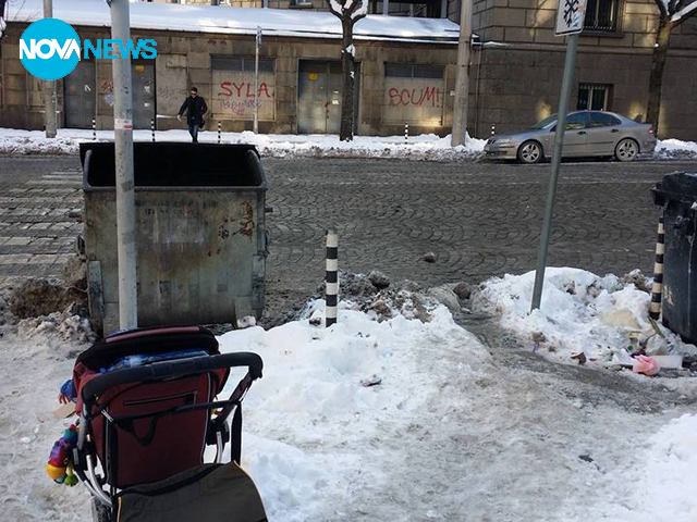Заледена пешеходна пътека в центъра на София
