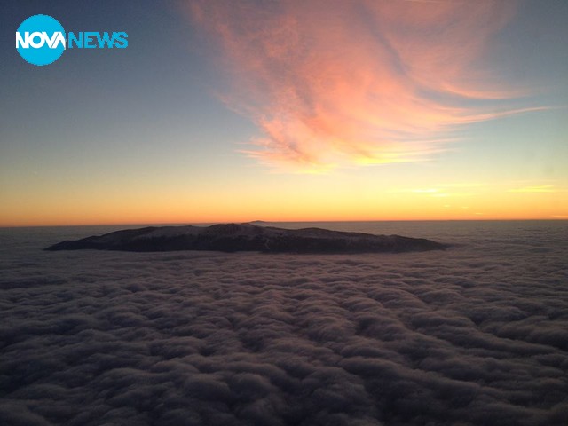 Планински остров в облаците