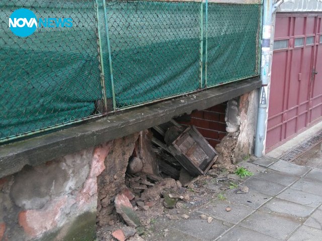 Кола се удари в постройка и избяга