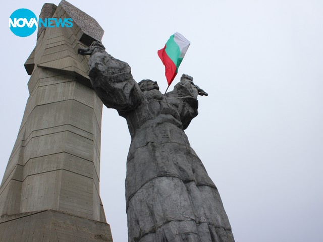 Паметникът Майка България в Плевен осъмна с трикольора