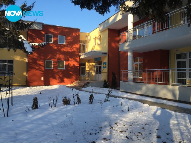 Деца играят в детска градина при 11-градусови температури